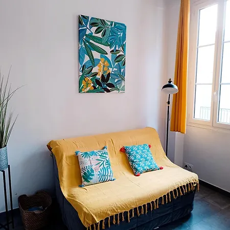 Grand 2 Pieces Renove Climatise, Vieil Antibes, Proche Port