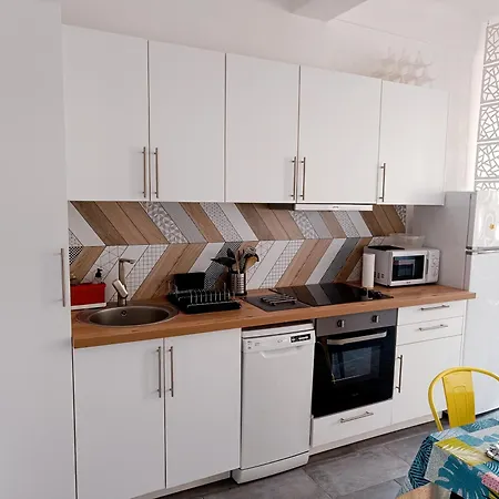 Grand 2 Pieces Renove Climatise, Vieil Antibes, Proche Port أنتيب